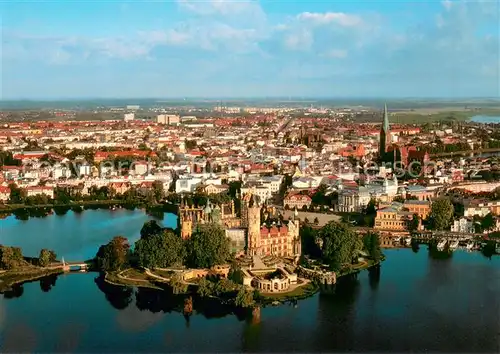 AK / Ansichtskarte Schwerin_Mecklenburg Fliegeraufnahme See Altstadt Schloss Dom Schwerin_Mecklenburg