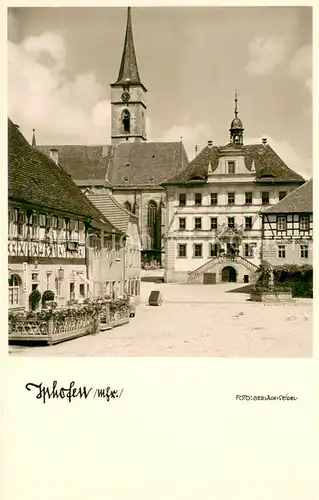 AK / Ansichtskarte Iphofen Marktplatz Altstadt Gasthof Fachwerkhaeuser Blick zur Stadtpfarrkirche Iphofen