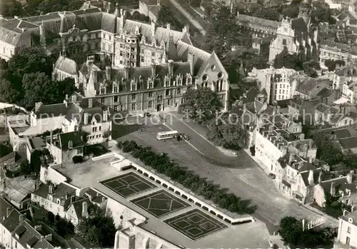 AK / Ansichtskarte Blois_Loir_et_Cher La place du chateau et laile Louis XII vues davion A linterieur du chateau lescalier Francois I Blois_Loir_et_Cher