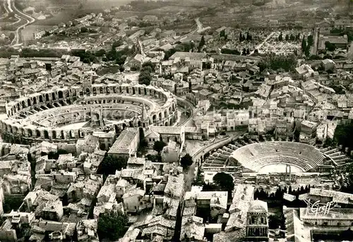 AK / Ansichtskarte Arles_Bouches du Rhone Vue aerienne Les Arenes et le Theatre Antique Arles_Bouches du Rhone