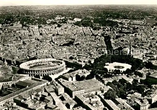 AK / Ansichtskarte Nimes Vue panoramique aerienne A gauche les Arenes Nimes