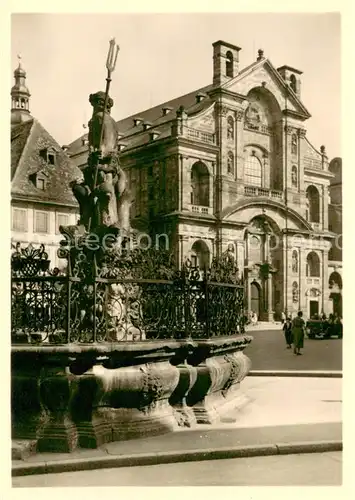 AK / Ansichtskarte Bamberg Neptunsbrunnen Gabelmann am Gruenmarkt Kirche St Martin Bamberg