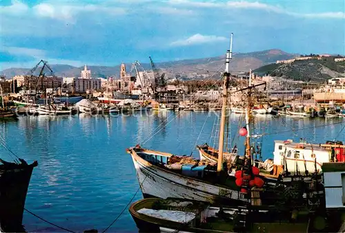 AK / Ansichtskarte Malaga_Andalucia Vista del puerto pesquero Fischerhafen Fischkutter Malaga_Andalucia