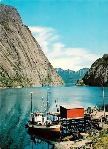 AK / Ansichtskarte Trollfjord Bootsanleger Fjord Fischkutter Berge Trollfjord