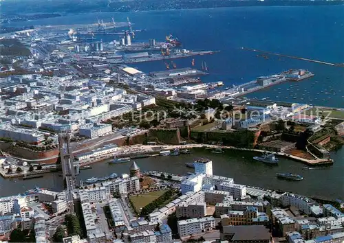 AK / Ansichtskarte Brest_Finistere Vue generale aerienne sur le chateau et le port de commerce Brest_Finistere