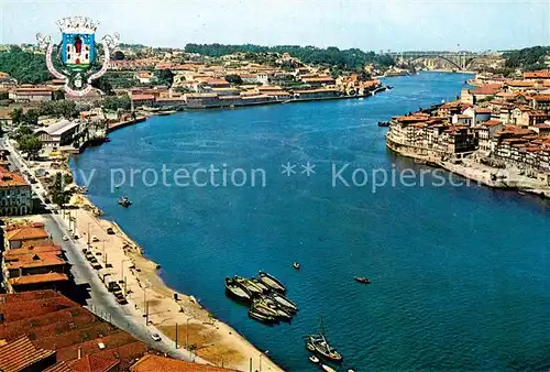 AK / Ansichtskarte Porto_Portugal Um trecho do Rio Douro e vista parcial da cidade Porto Portugal