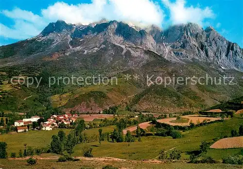 AK / Ansichtskarte Picos_de_Europa Valle de Valdeon Posada al fonda nacizo de Torre Bermeja y Llambrion Picos_de_Europa