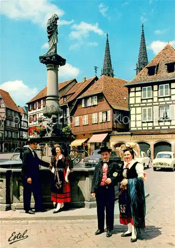AK / Ansichtskarte Cigogne Jeunes gens en costumes regionaux sur la place a Obernai Cigogne