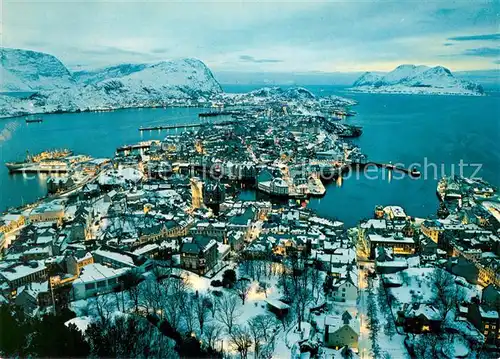 AK / Ansichtskarte Alesund Utsikt fra Aksla ved natt Fliegeraufnahme Alesund