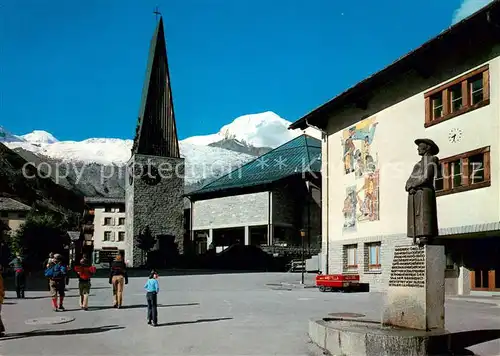 AK / Ansichtskarte Saas Fee Dorfplatz und Kirche mit Allalinhorn und Alphubel Saas Fee