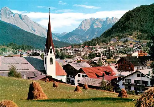 AK / Ansichtskarte Seefeld_Tirol mit Kirche und Karwendelgebirge Seefeld Tirol