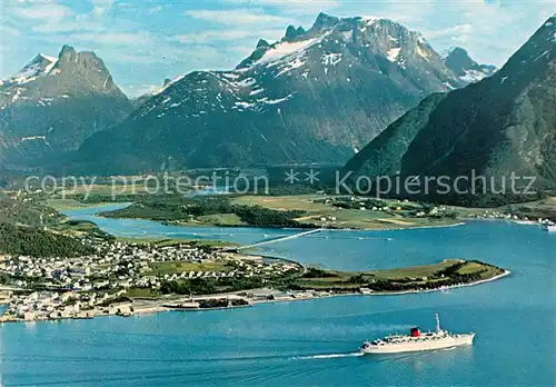 AK / Ansichtskarte Andalsnes og Veblungsnes mot Romsdalen Romsdalshorn og Trolltindene Andalsnes