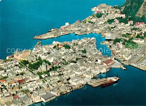 AK / Ansichtskarte Alesund Utsikt over byen med Kirken Alesund