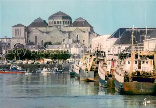 AK / Ansichtskarte Concarneau_Finistere Port de Peche Eglise Concarneau_Finistere