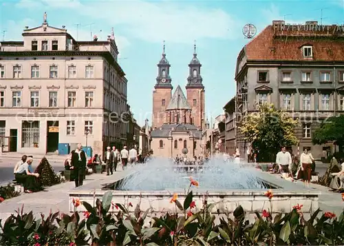 AK / Ansichtskarte Gniezno Rynek plac Bohaterow Stalingradu w glebi gotycka katedra Gniezno