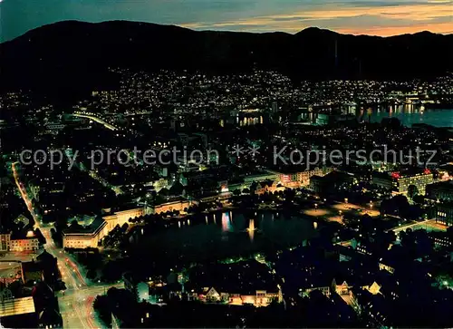AK / Ansichtskarte Bergen_Norwegen View of the town with Lake Lille Lungegardsvann by night Bergen Norwegen