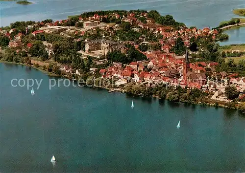 AK / Ansichtskarte Ploen_See Halbinsel Schloss Ploener See Seenlandschaft Holsteinische Schweiz Fliegeraufnahme Ploen_See