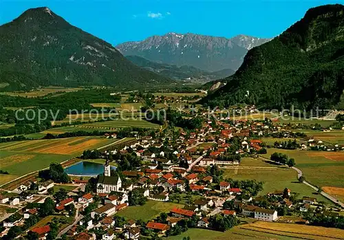 AK / Ansichtskarte Flintsbach_Inn Luftkurort mit Kaisergebirge Inntal Alpen Fliegeraufnahme Flintsbach Inn