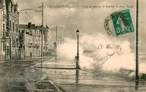 AK / Ansichtskarte Les_Sables d_Olonne Coup de mer sur le remblai au phare rouge Les_Sables d_Olonne