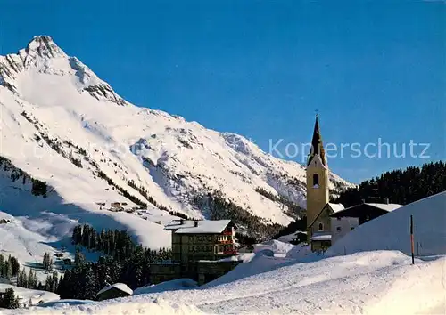 AK / Ansichtskarte Warth_Vorarlberg Hochtannberg mit Kirche und Biberkopf  Warth Vorarlberg