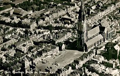 AK / Ansichtskarte Delft Raadhuis Markt en Nieuwe Kerk Fliegeraufnahme Delft