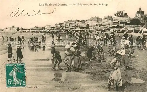 AK / Ansichtskarte Les_Sables d_Olonne Les baigneurs la mer et la plage Les_Sables d_Olonne