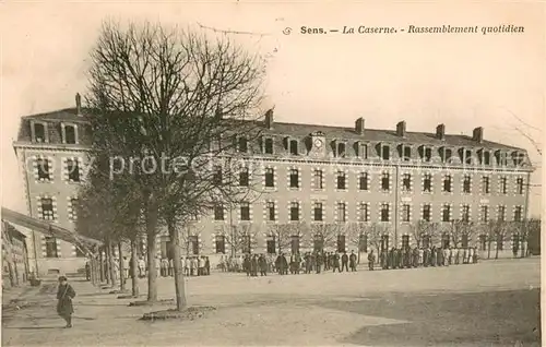 AK / Ansichtskarte Sens_Yonne La Caserne Rassemblement quotidien Sens_Yonne