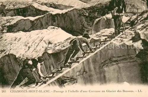 AK / Ansichtskarte Chamonix Passage a l echelle d une crevasse au Glacier des Bossons Bergsteiger Gletscher Chamonix