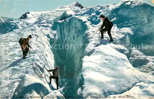 AK / Ansichtskarte Chamonix Ascension perilleuse Passage d une crevasse au Mont Blanc Bergsteiger Gletscher Chamonix