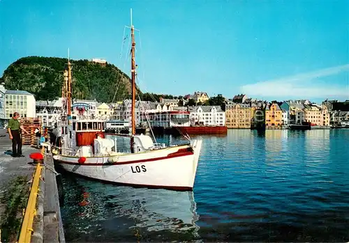 AK / Ansichtskarte Aalesund Indre havn Hafen Fischerboot Aalesund