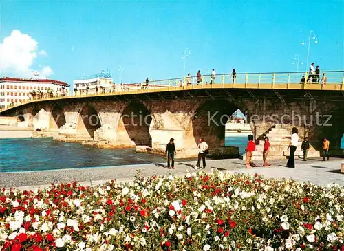 AK / Ansichtskarte Skopje_Skoplje Vardar Bruecke Uferpromenade Skopje Skoplje