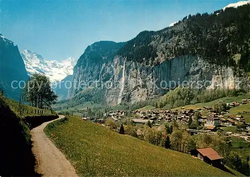 AK / Ansichtskarte Lauterbrunnen_BE Panorama mit Grosshorn Breithorn und Staubbachfall Wasserfall Berner Alpen Lauterbrunnen BE