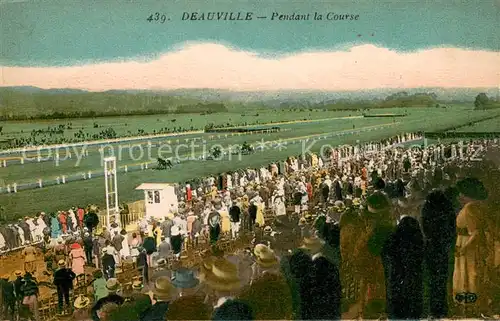 AK / Ansichtskarte Deauville sur Mer Pendant la Course hippiques Deauville sur Mer