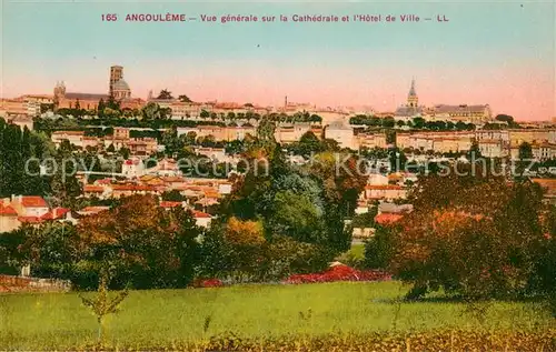 AK / Ansichtskarte Angouleme Vue generale sur la Cathedrale et l Hotel de Ville Angouleme