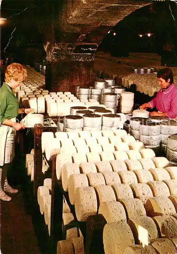 AK / Ansichtskarte Roquefort sur Soulzon Fabrication de fromage Habillage du Roquefort Roquefort sur Soulzon
