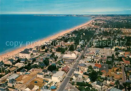 AK / Ansichtskarte Jullouville Ensemble de la station balneaire et au loin Granville Vue aerienne Jullouville