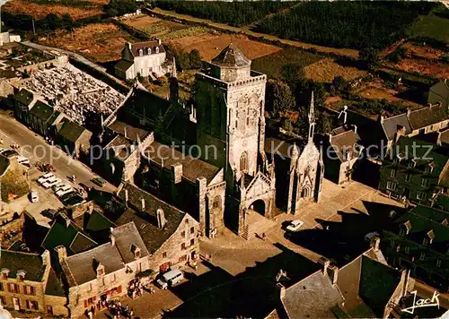 AK / Ansichtskarte Locronan La place de leglise Vue aerienne Locronan