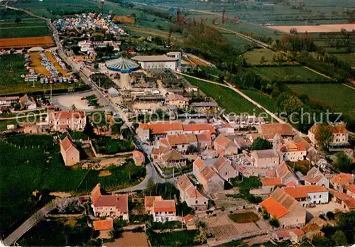 AK / Ansichtskarte Taize_Saone et Loire Eglise de la Reconciliation avec tentes du Concile des jeunes Village et eglise romane Vue aerienne Taize Saone et Loire