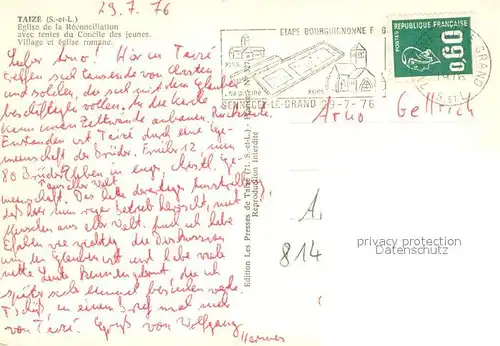 AK / Ansichtskarte Taize_Saone et Loire Eglise de la Reconciliation avec tentes du Concile des jeunes Village et eglise romane Vue aerienne Taize Saone et Loire