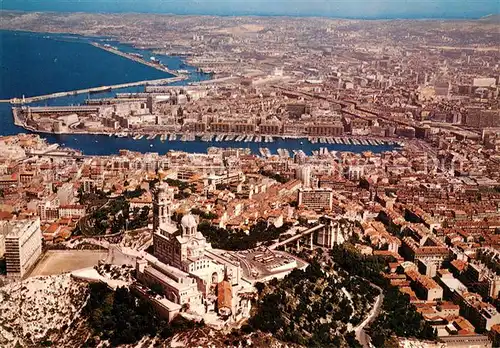 AK / Ansichtskarte Marseille_Bouches du Rhone Vue aerienne Basilique Notre Dame de la Garde Dans le fond les ports Marseille