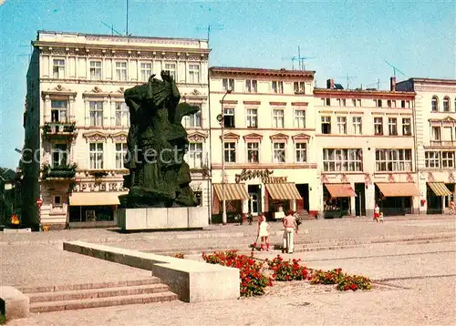 AK / Ansichtskarte Bydgoszcz_Pommern Fragment Starego Rynku z pomnikiem Walki i Meczenstwa Ziemi Bydgoskiej artysta rzezbiarz Franciszek Masiak Bydgoszcz Pommern