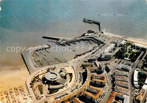 AK / Ansichtskarte Royan_Charente Maritime Au premier plan le Casino Municipal Vue aerienne Royan Charente Maritime