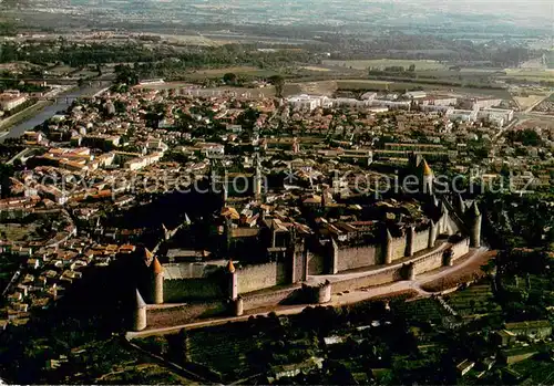 AK / Ansichtskarte Carcassonne Vue aerienne generale La Cite et la ville basse Carcassonne