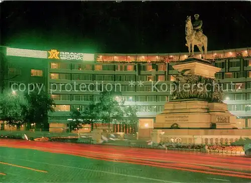 AK / Ansichtskarte Sofia_Sophia Grand Hotel Sofia Denkmal der Befreier Nachtaufnahme Sofia Sophia