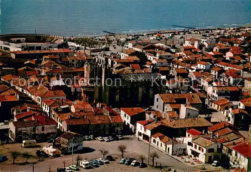 AK / Ansichtskarte Les_Saintes Maries de la Mer Eglise fortifiee Arenes Plage vue aerienne Les