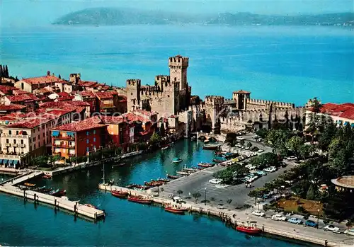 AK / Ansichtskarte Sirmione_Lago_di_Garda Il porto Castello veduta aerea Sirmione_Lago_di_Garda