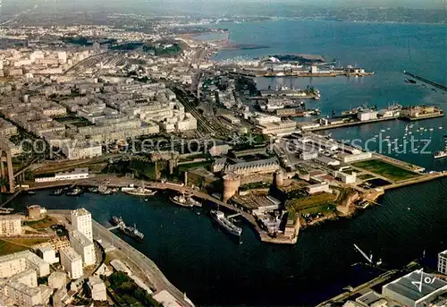 AK / Ansichtskarte Brest_Finistere Le chateau a lentree de Penfeld et le port de commerce Vue aerienne Brest_Finistere