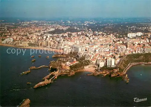 AK / Ansichtskarte Biarritz_Pyrenees_Atlantiques La Plage Le Rocher de la Vierge Le Port Vieux Vue aerienne Biarritz_Pyrenees