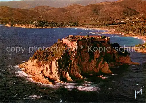 AK / Ansichtskarte Cabasse Fort de Bregancon et Plage de Cabasson Au fond le Massif des Maures Vue aerienne Cabasse