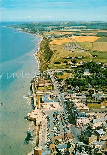 AK / Ansichtskarte Arromanches les Bains Port Winston Vue generale aerienne Au centre le musee du debarquement du 6 Juin 1944 Arromanches les Bains